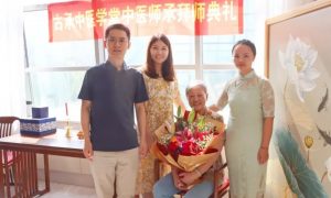 古承学堂以中医师承方式为上海市名中医余莉芳举办收徒拜师仪式